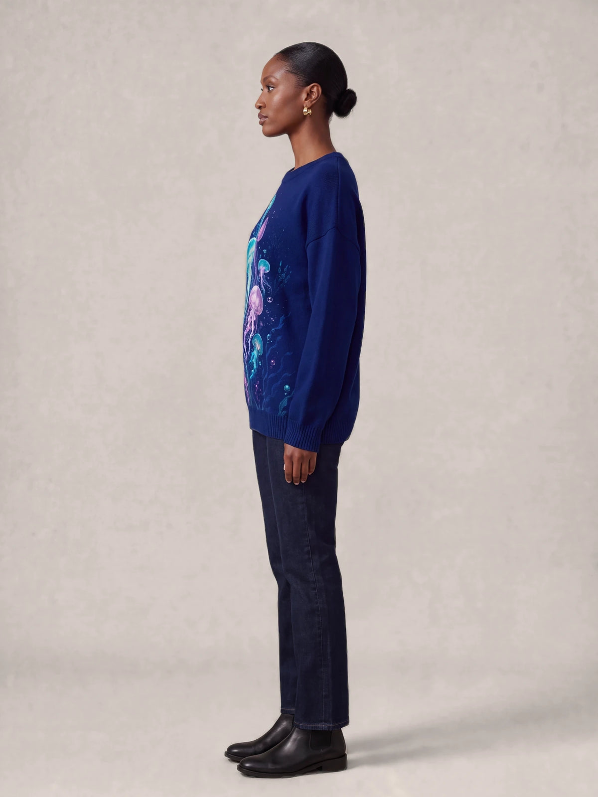 "Bahari" Sweatshirt — side view on model