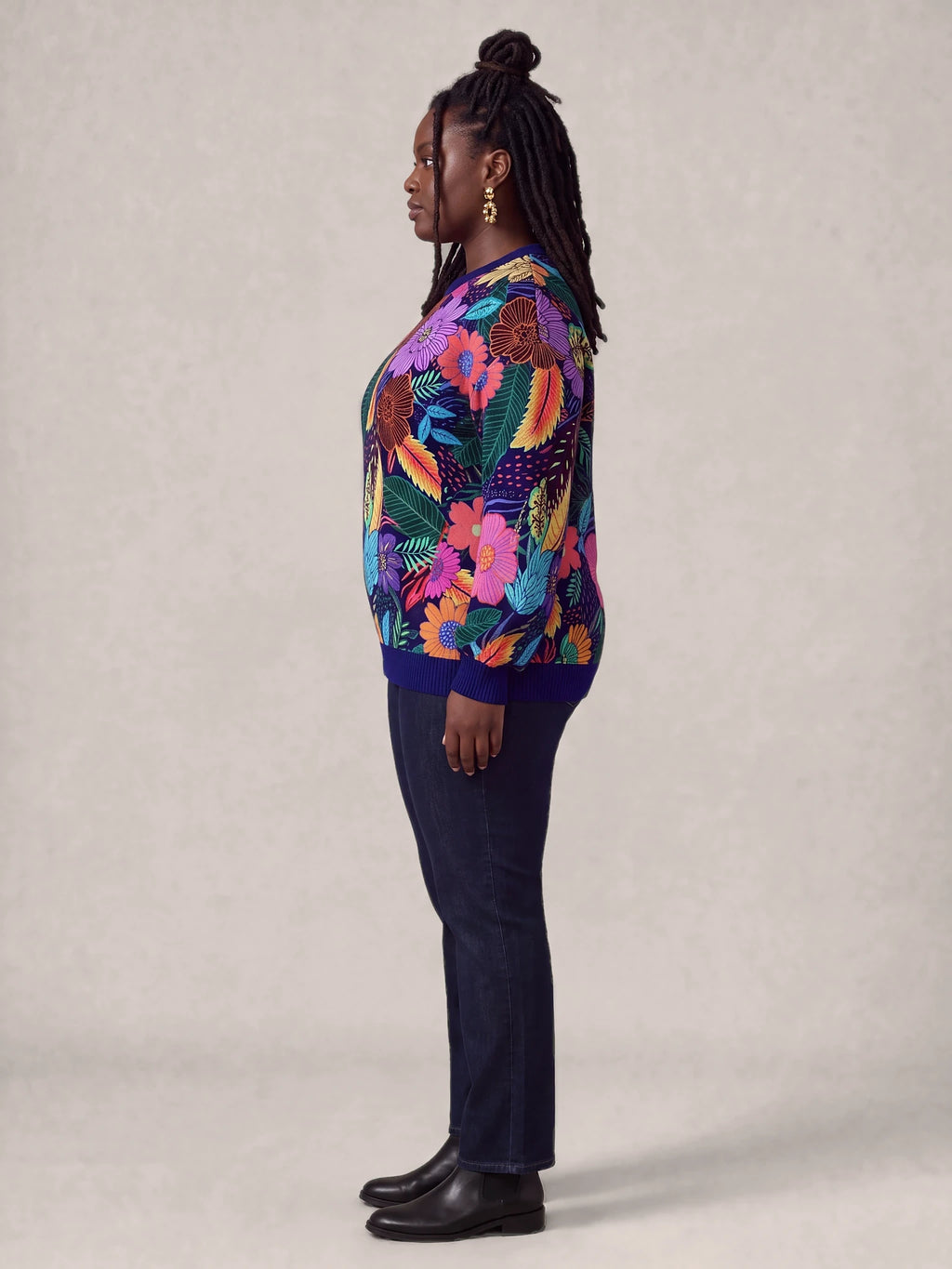 "Bustani" Sweatshirt — side view on model