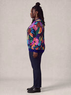 "Bustani" Sweatshirt — side view on model
