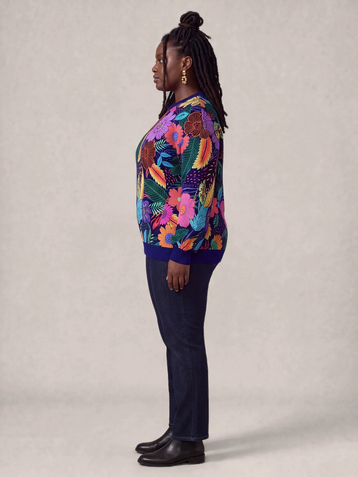 "Bustani" Sweatshirt — side view on model