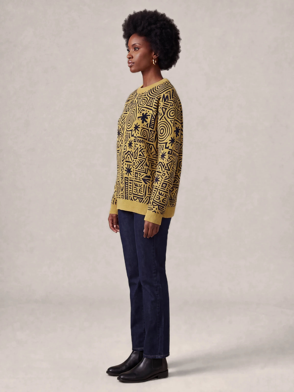 "Haradali" Sweatshirt — side view on model