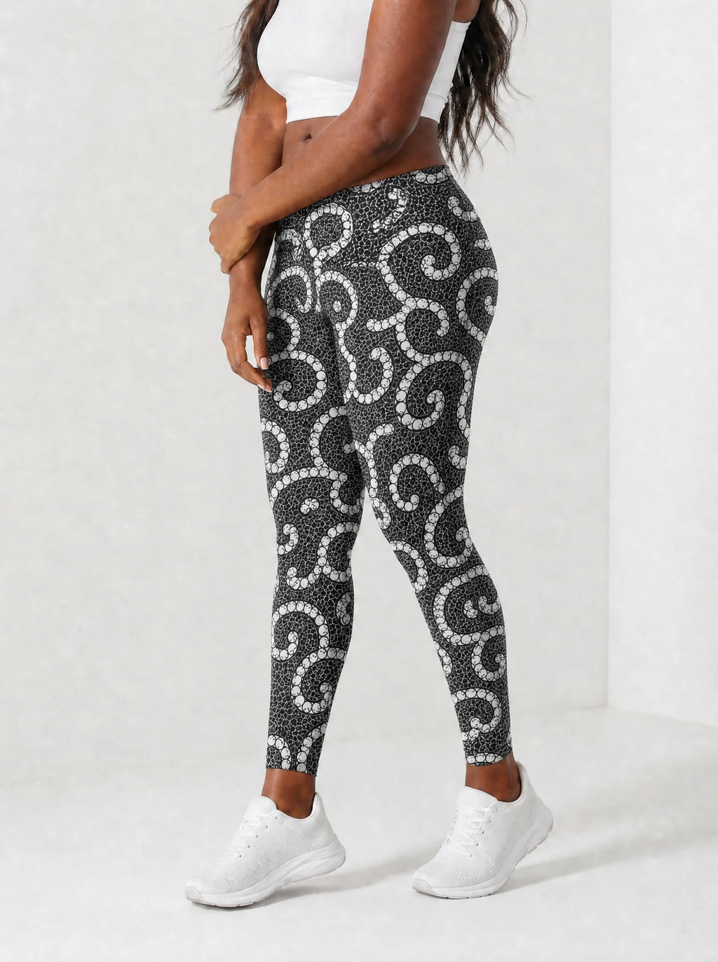 Duara Leggings — side view on model