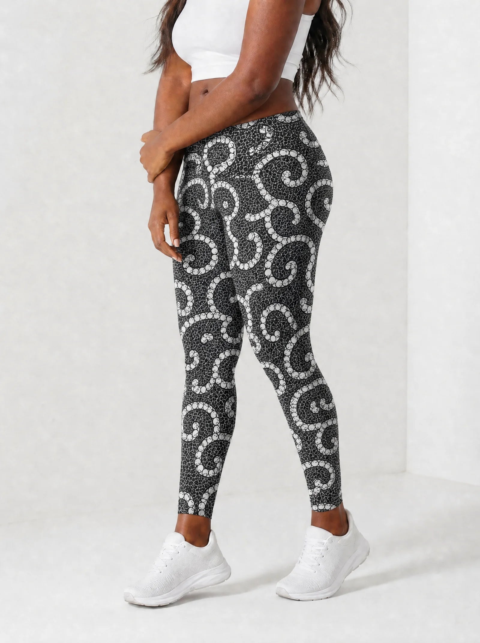 Duara Leggings — side view on model