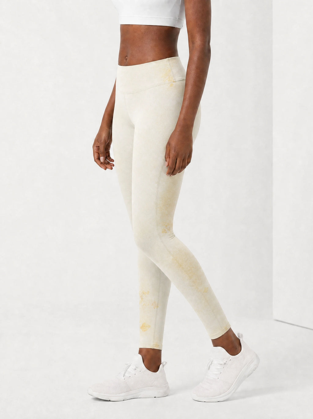"Jua" Leggings — side view on model