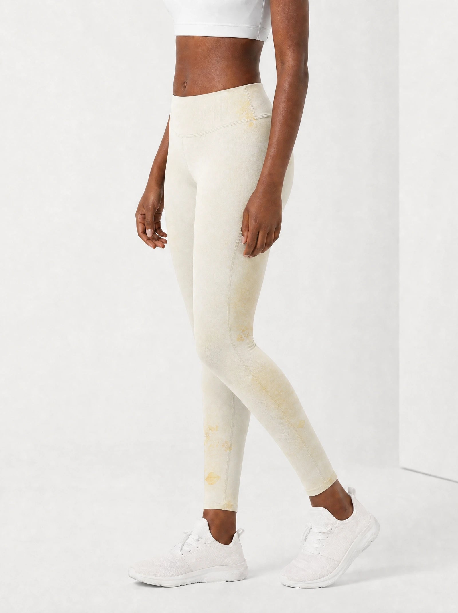 "Jua" Leggings — side view on model