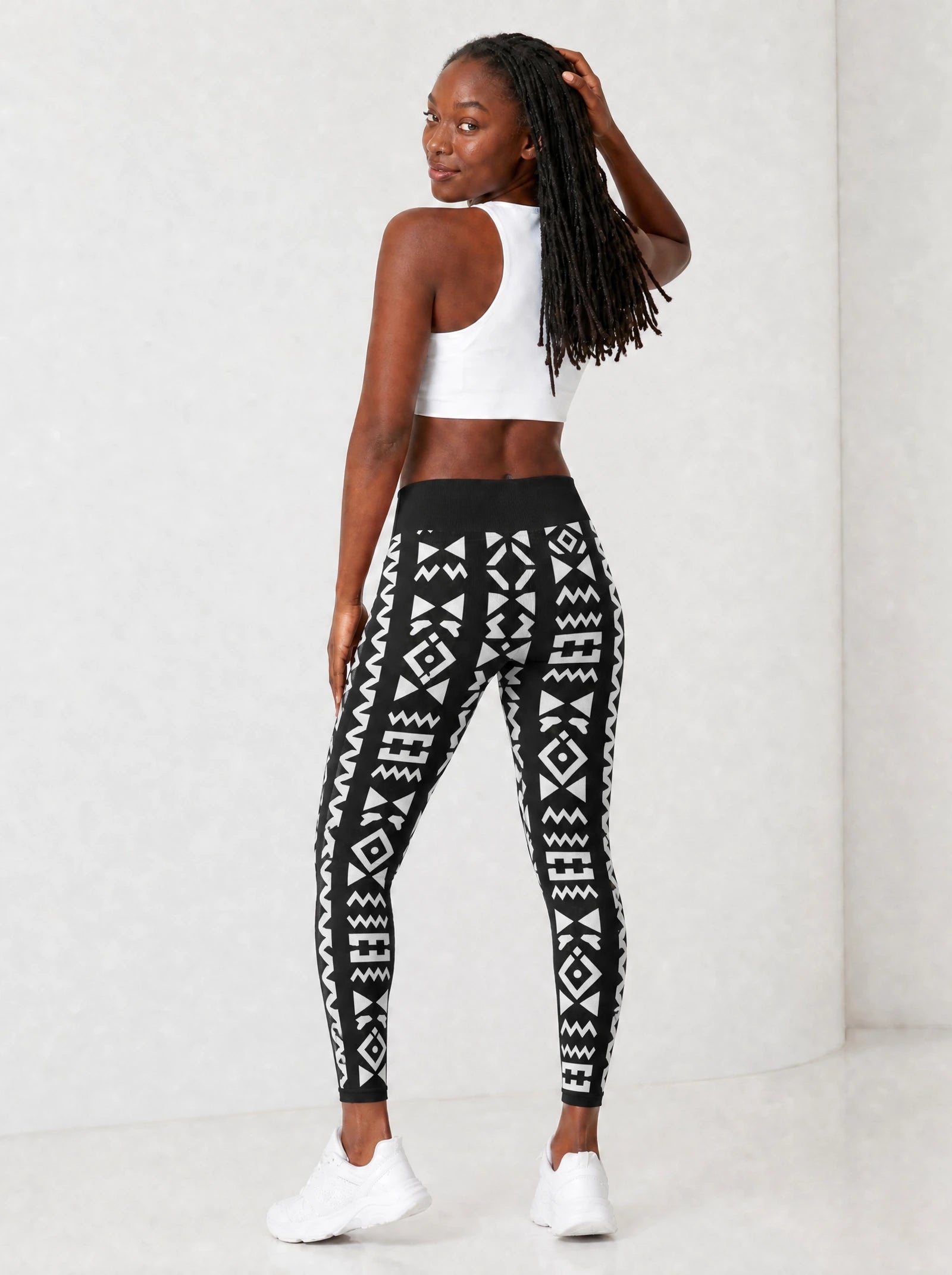 "Kuba" Leggings — full body view on model
