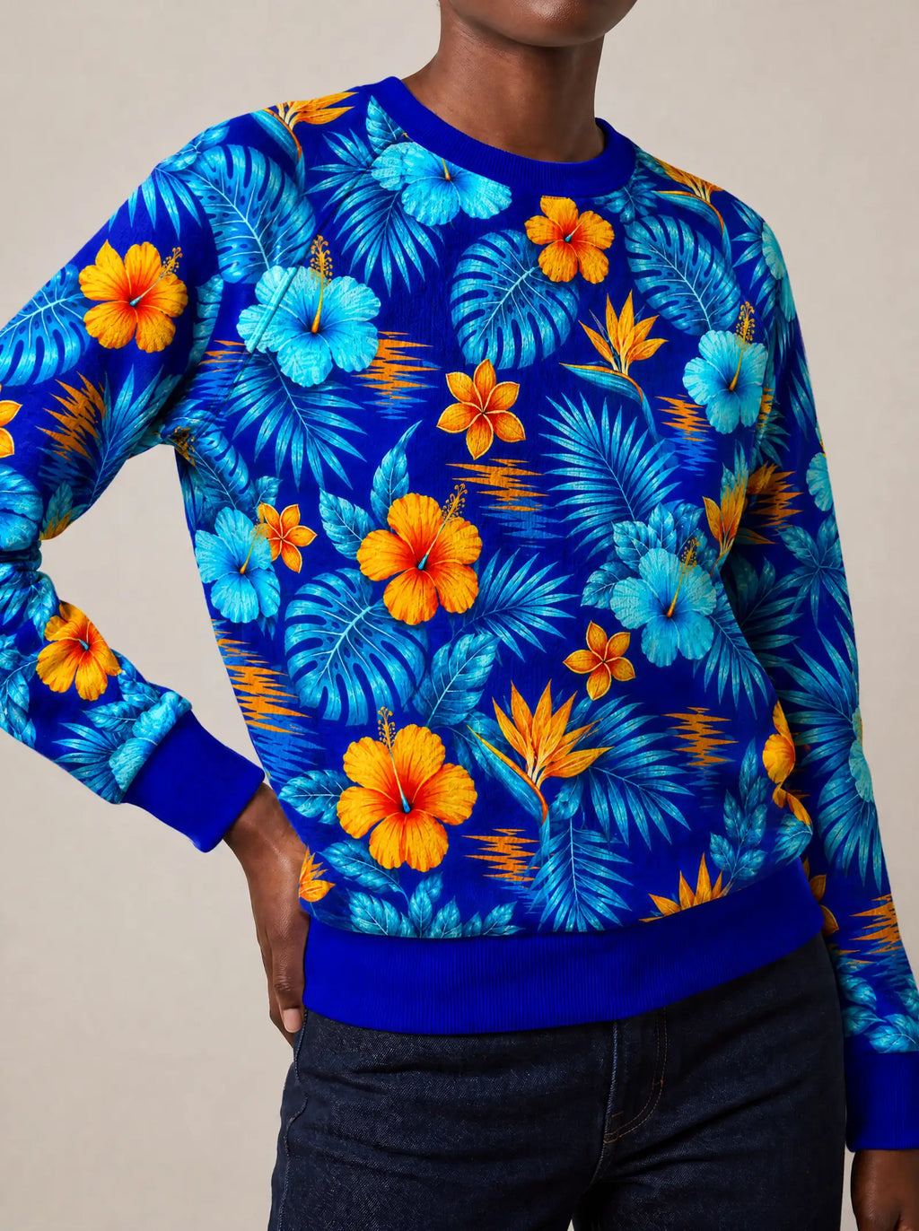 "Maua" Sweatshirt — close view of the crew neck, raglan seams and ribbed trims