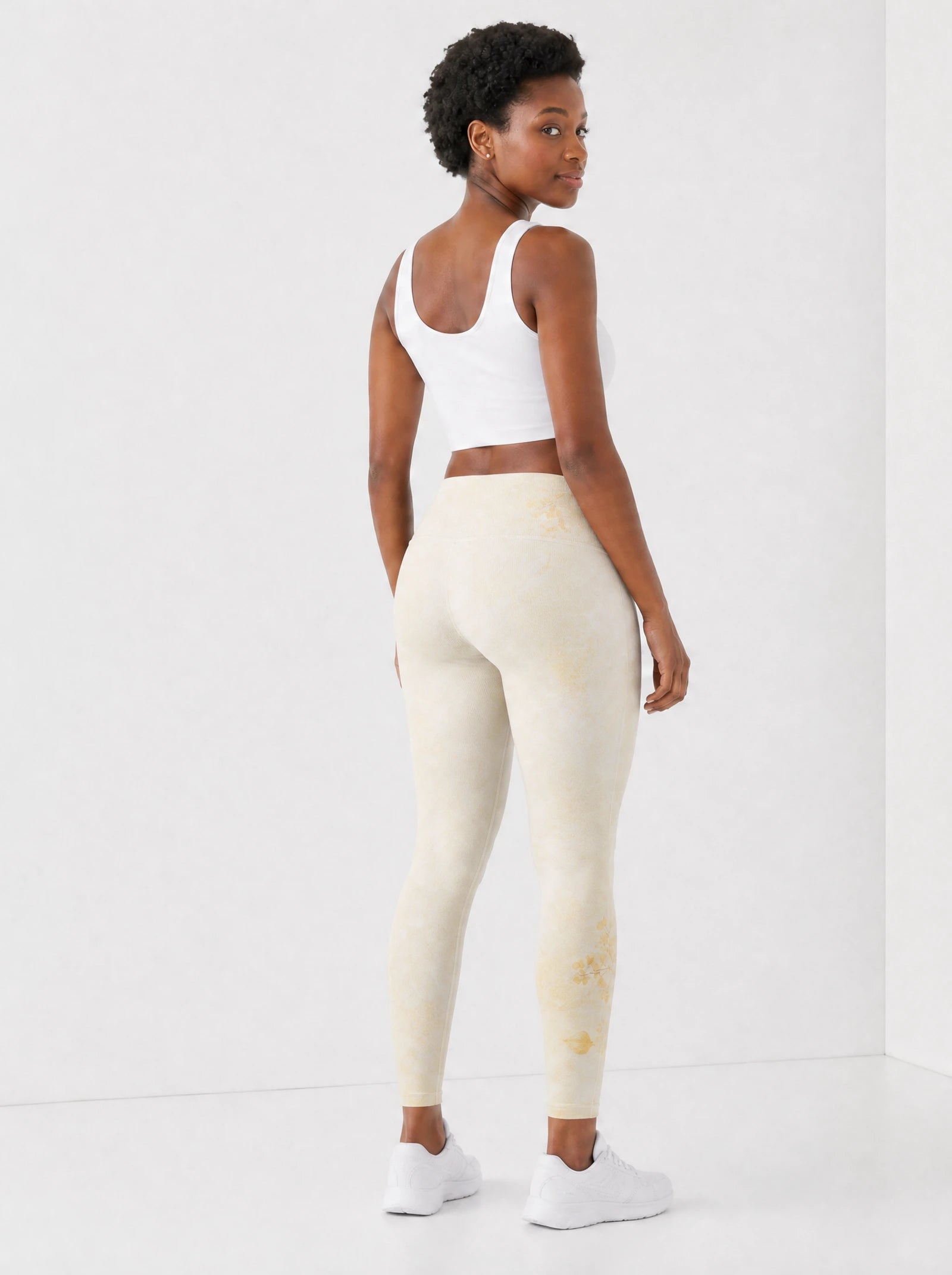 "Jua" Leggings — back view on model
