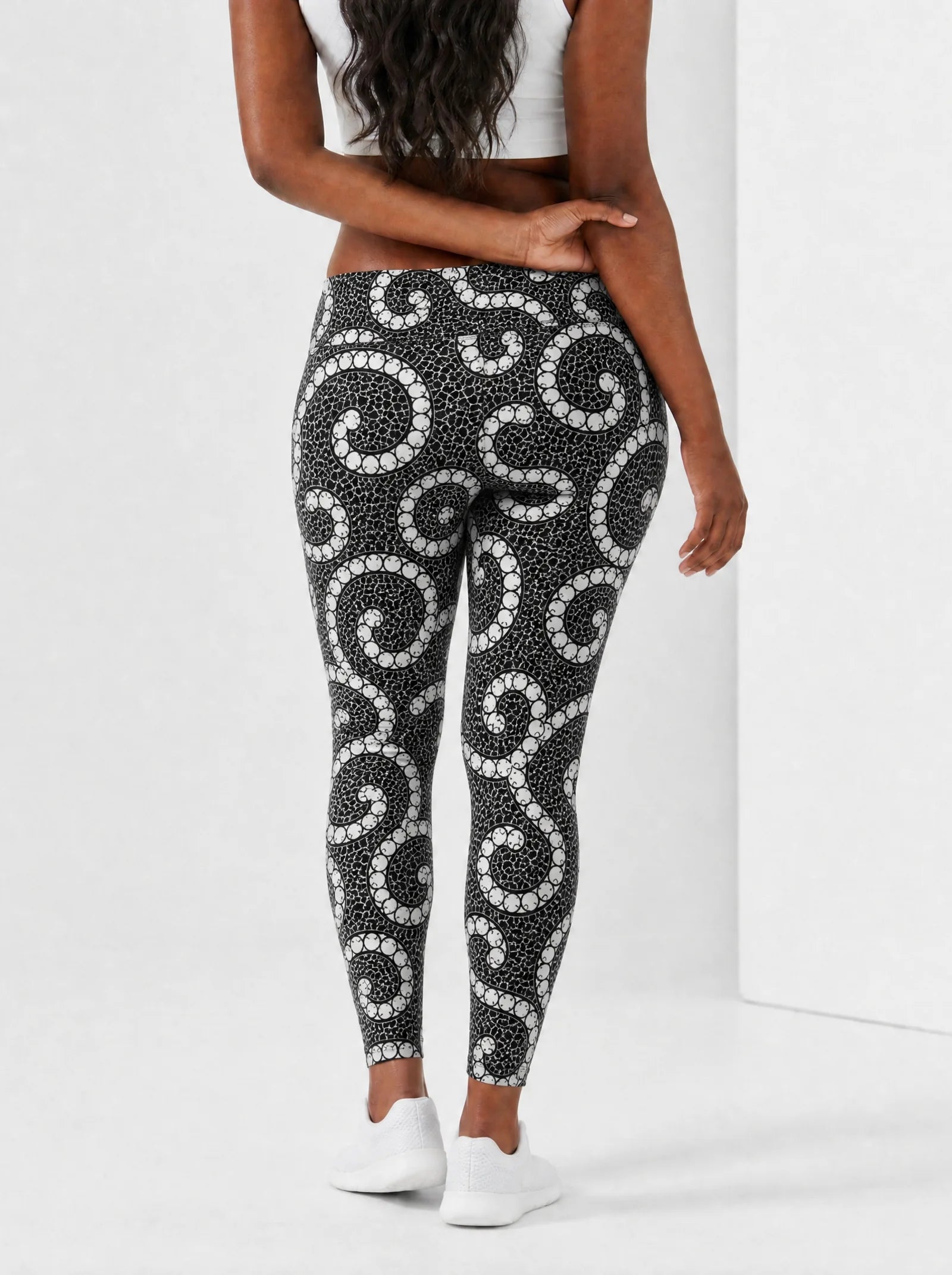 Duara Leggings — back view on model