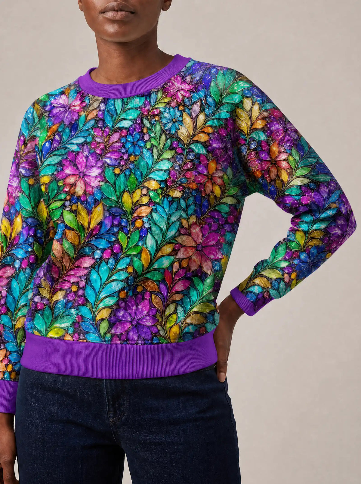 "Upinde" Sweatshirt — close view of the crew neck, raglan seams and ribbed trims