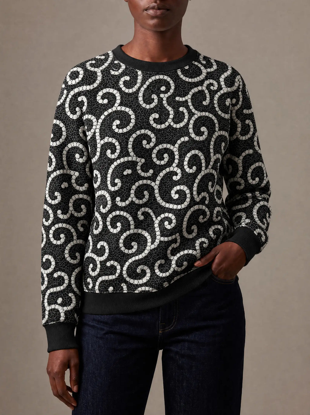 "Duara" Sweatshirt — close view of the crew neck, raglan seams and ribbed trims