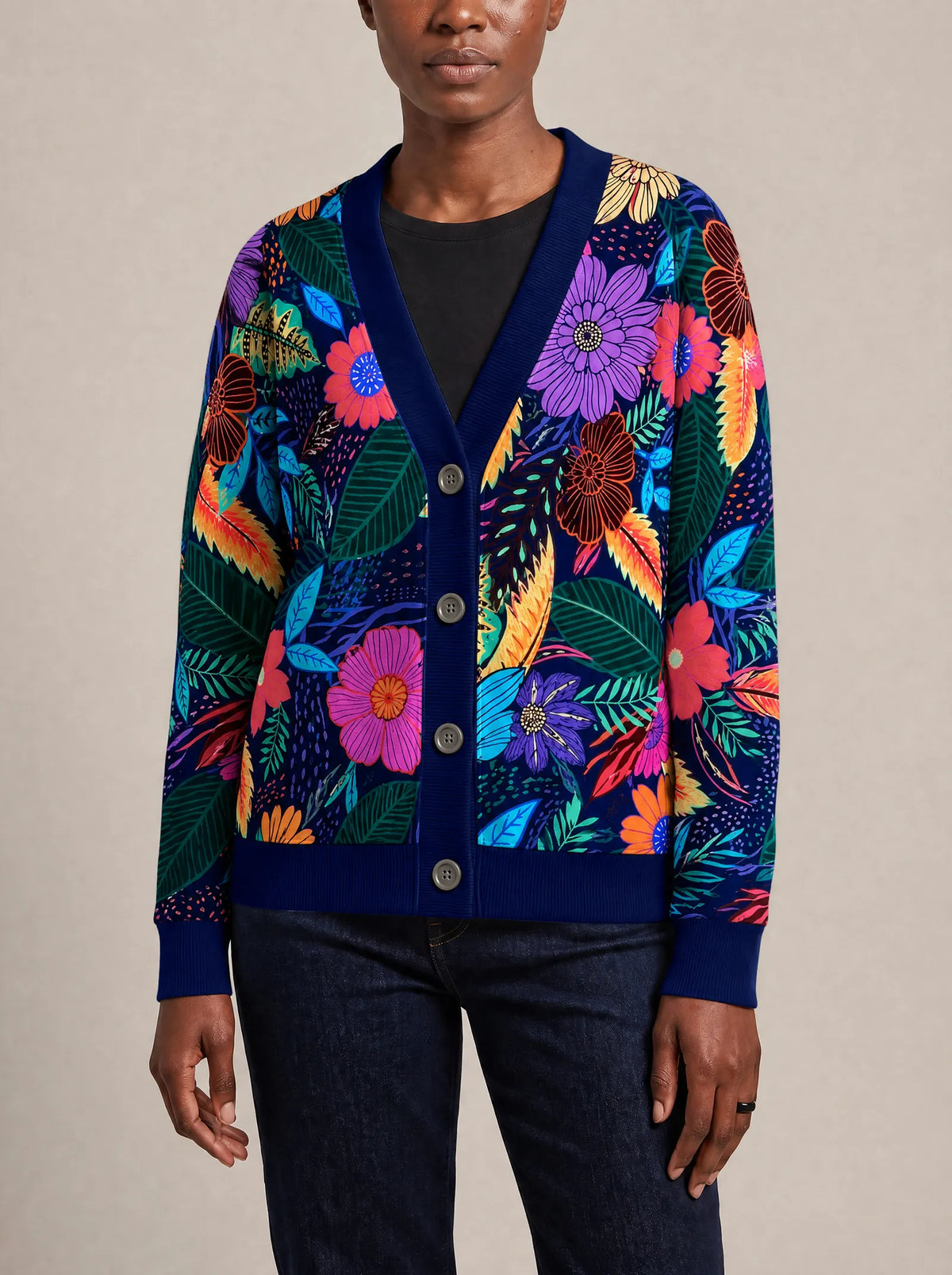 "Bustani" Cardigan — close view of the V-neck, buttons and ribbed trims
