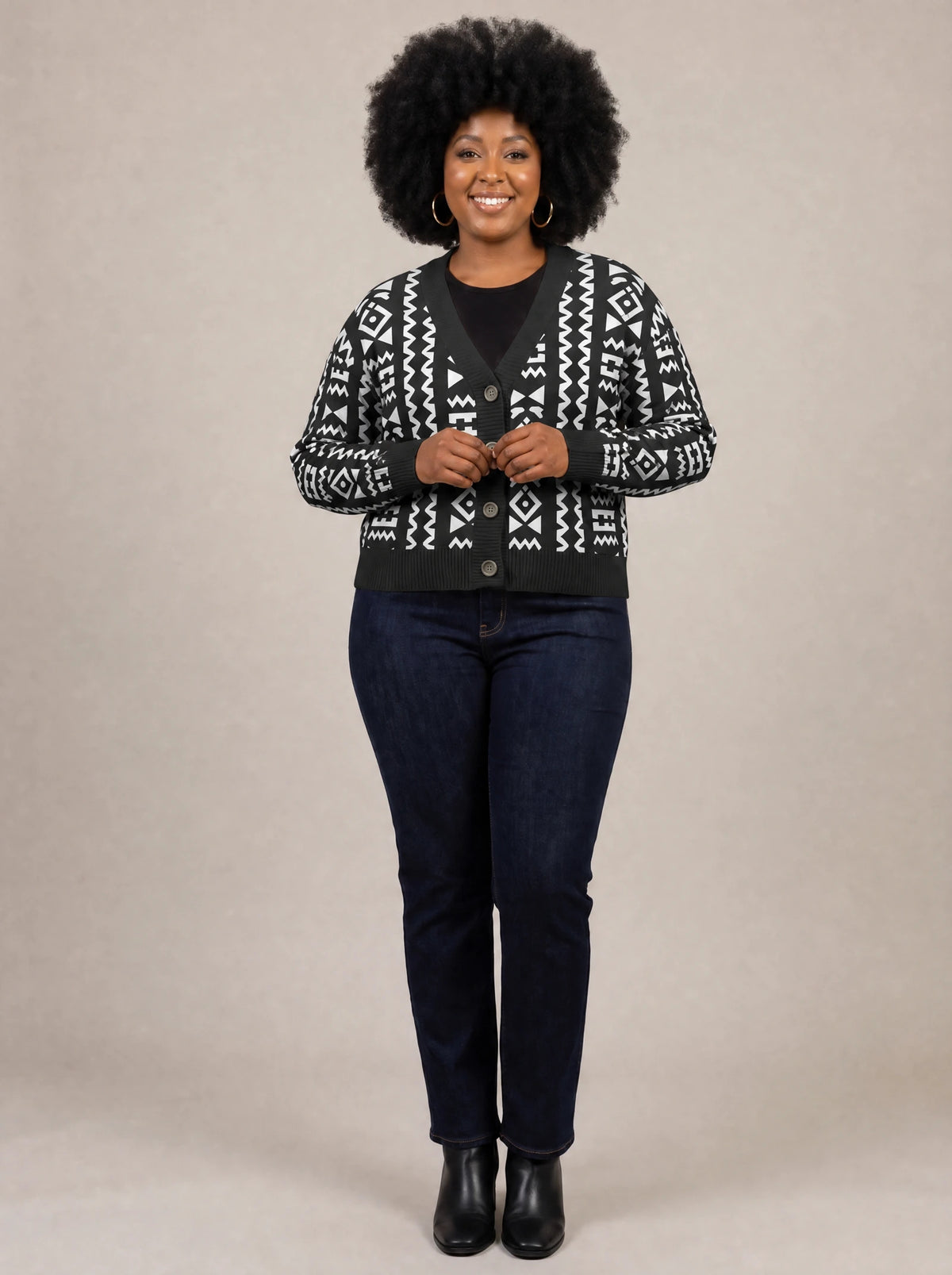 "Kuba" Cardigan — on model fastening the buttons