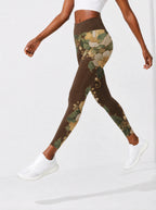 "Kakao" Leggings — side view on model, walking