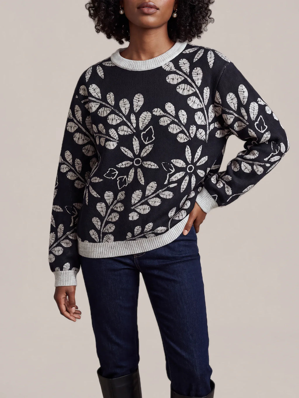 "Kivuli" Sweatshirt — styled view on model
