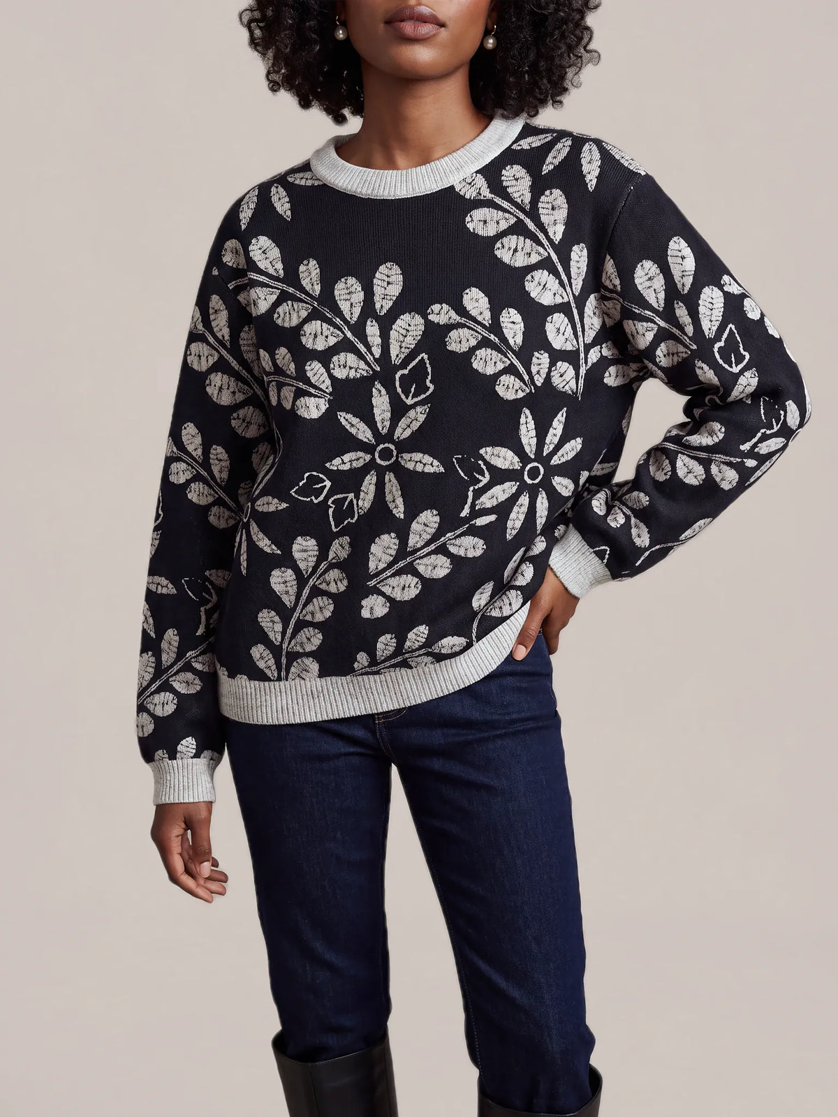 "Kivuli" Sweatshirt — styled view on model