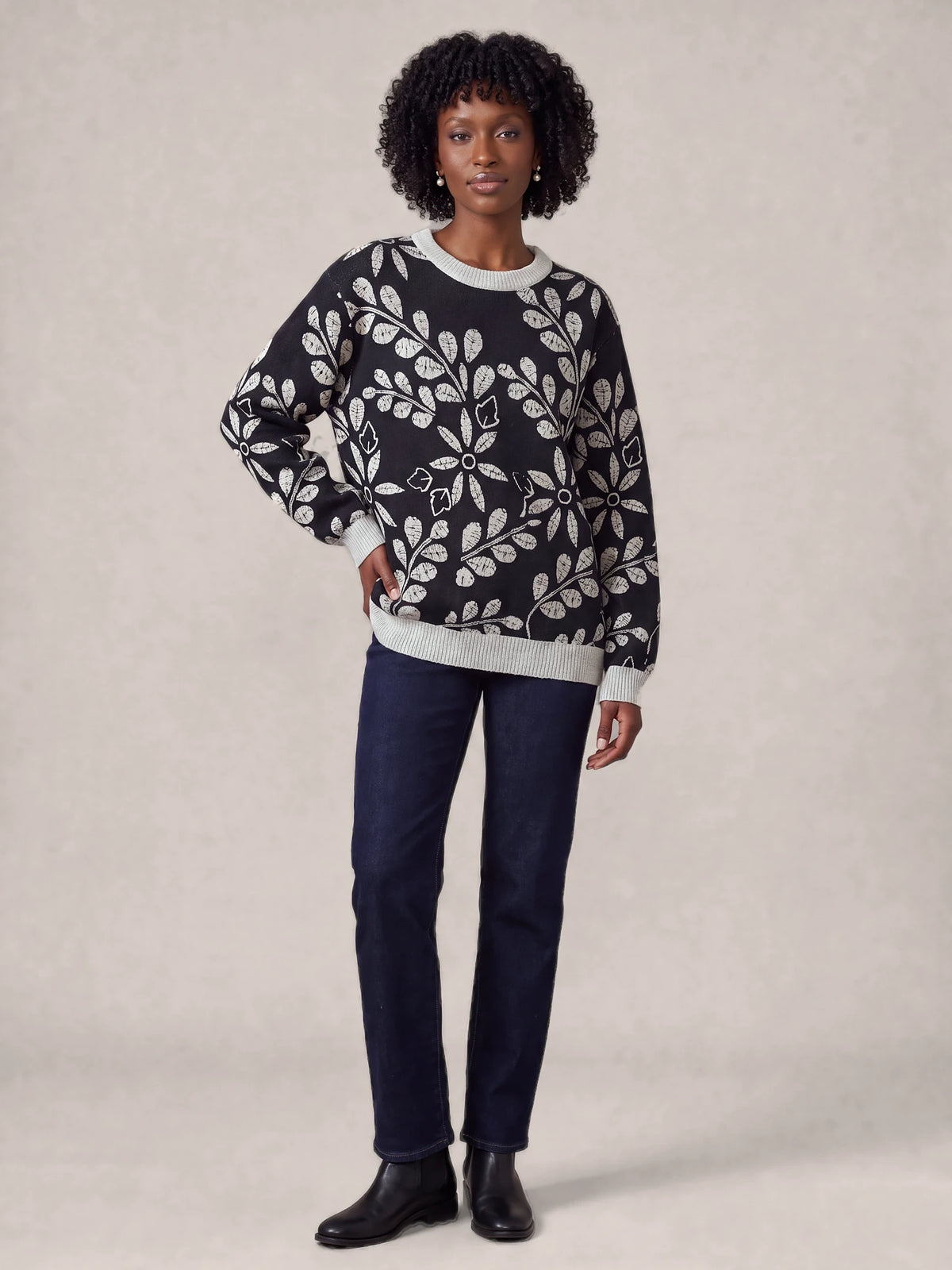 "Kivuli" Sweatshirt — front view on model