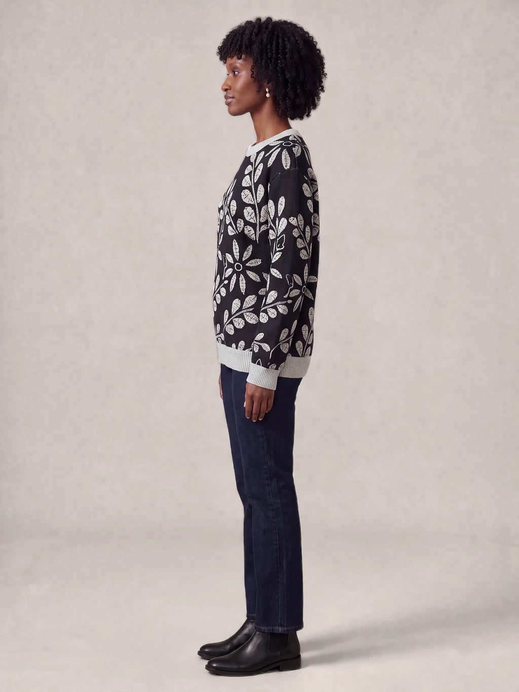 "Kivuli" Sweatshirt — side view on model
