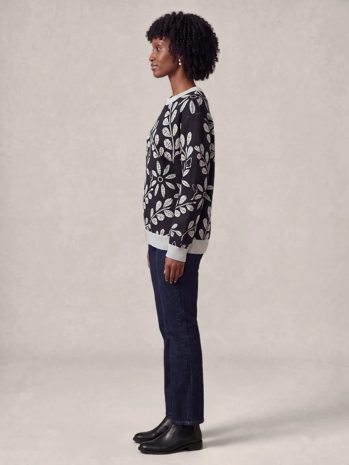"Kivuli" Sweatshirt — side view on model