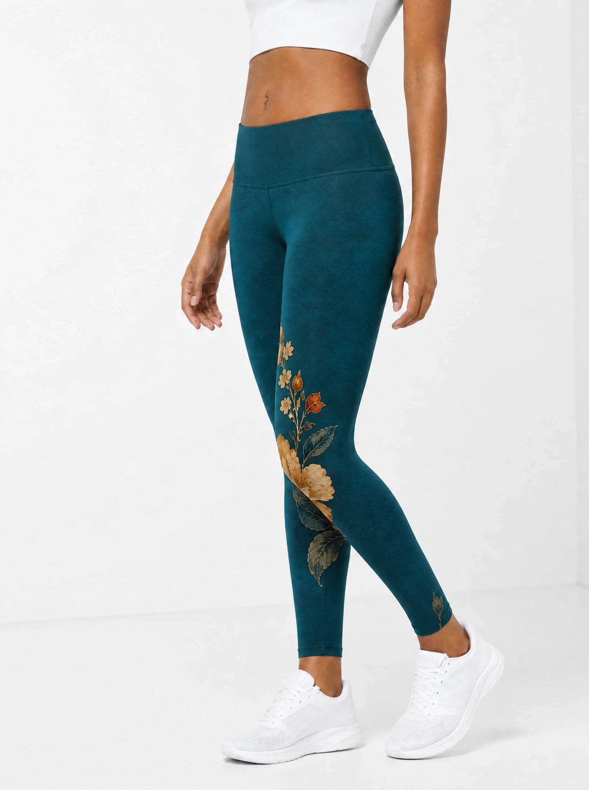 "Nyuki" Leggings — side view on model