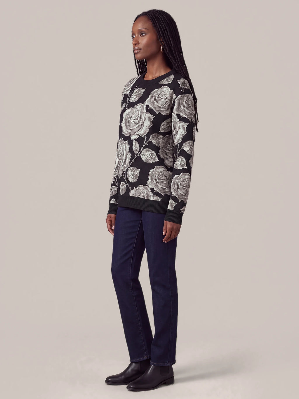 "Usiku" Sweatshirt — side view on model
