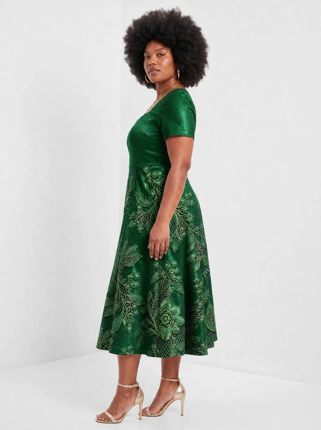 "Zabarajadi" Sweetheart Midi Dress — side view on model