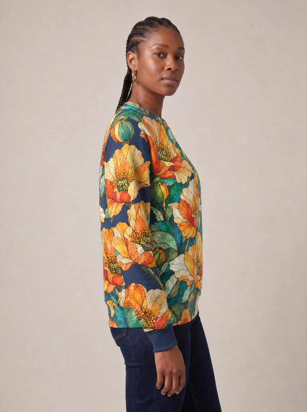 "Zafarani" Sweatshirt — side view on model